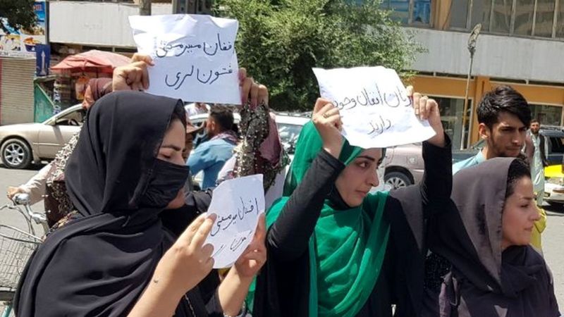 سخنگوی طالبان: زنان شاغل فعلا خانه بمانند / نیروهای امنیتی ما در مورد چگونگی صحبت با زنان آموزش ندیده اند سخنگوی طالبان: زنان شاغل فعلا خانه بمانند / نیروهای امنیتی ما در مورد چگونگی صحبت با زنان آموزش ندیده اند