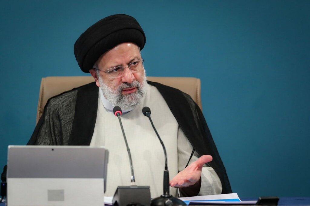 سکوت رئیس جمهور شکست / اعلام موضع رئیسی درباره اختلاف نظرها پیرامون &laquo;عفاف و حجاب&raquo;