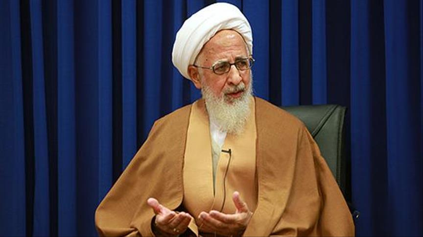 آیت الله جوادی آملی: بر فرض با فشار انسان این روسری را یک قدری جلو بیاورد، این که عفاف و حجاب نیست / مساله حجاب با فشار سرنیزه حل نمیشود آیت الله جوادی آملی: بر فرض با فشار انسان این روسری را یک قدری جلو بیاورد، این که عفاف و حجاب نیست / مساله حجاب با فشار سرنیزه حل نمیشود