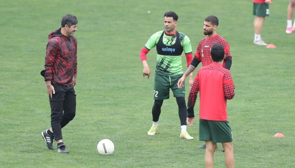 کریم باقری مهاجم خارجی پرسپولیس را شست و پهن کرد کریم باقری مهاجم خارجی پرسپولیس را شست و پهن کرد