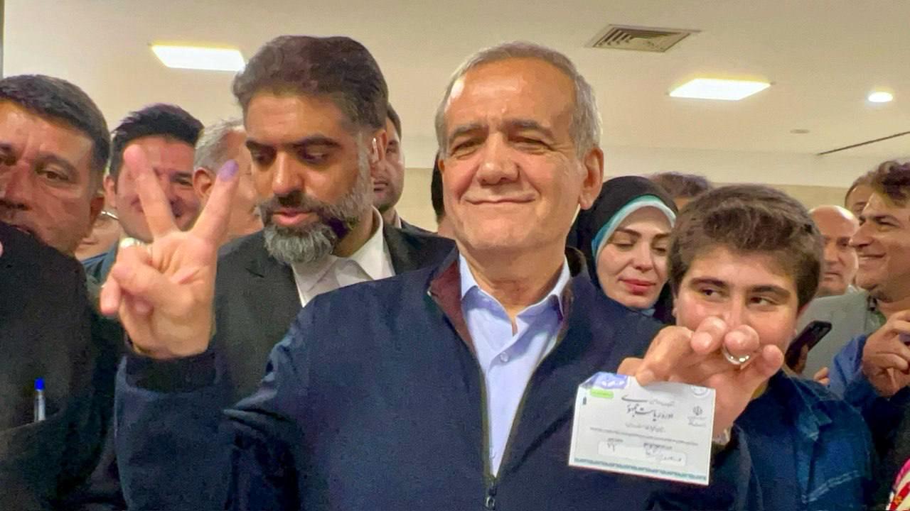 مسعود پزشکیان در نقش دهقان فدکار ظاهر شد مسعود پزشکیان در نقش دهقان فدکار ظاهر شد