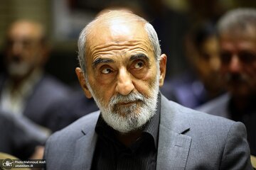حمله شدید حسین شریعتمداری به حسین مرعشی بخاطر مطرح کردن ناکافی بودن اختیارات رئیس جمهور حمله شدید حسین شریعتمداری به حسین مرعشی بخاطر مطرح کردن ناکافی بودن اختیارات رئیس جمهور