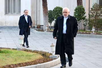 ظریف:عافیتطلبی یعنی برای حفظ جایگاه خود نگذاری مشکل کشور حل شود؛ خُنک آن قماربازی که بباخت..../نگران آن روزی باشید که قرار است.... ظریف:عافیتطلبی یعنی برای حفظ جایگاه خود نگذاری مشکل کشور حل شود؛ خُنک آن قماربازی که بباخت..../نگران آن روزی باشید که قرار است....